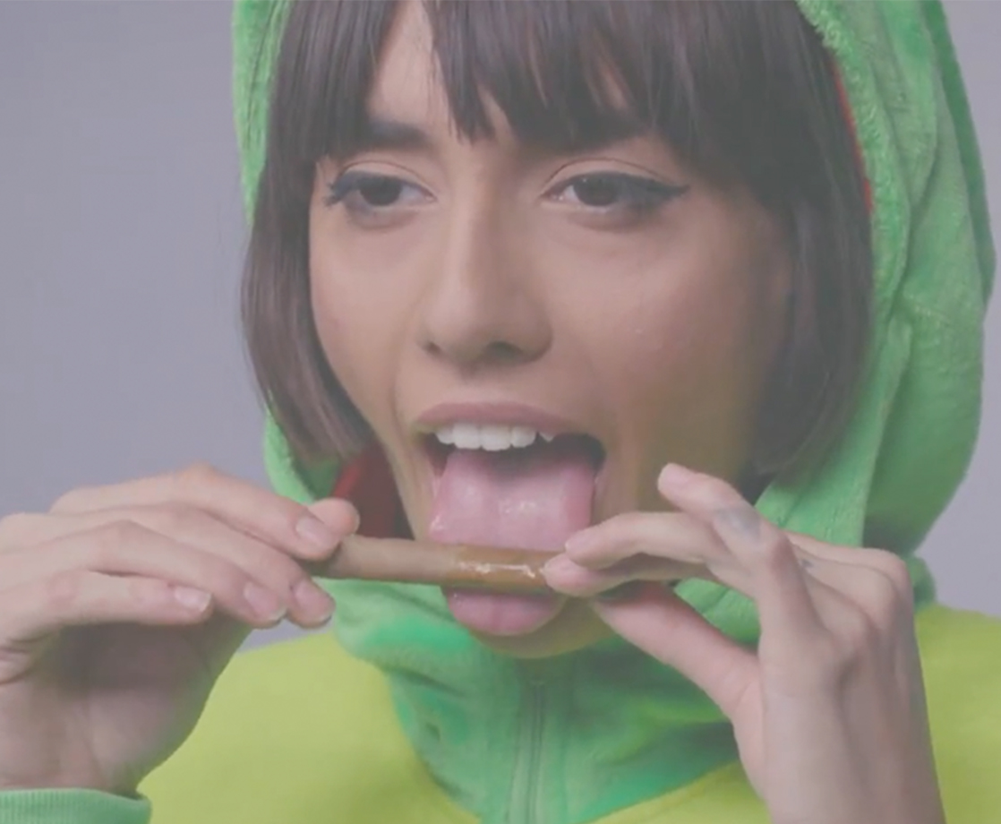 Janice Griffith Teaches Us How to Roll a Blunt, Nude