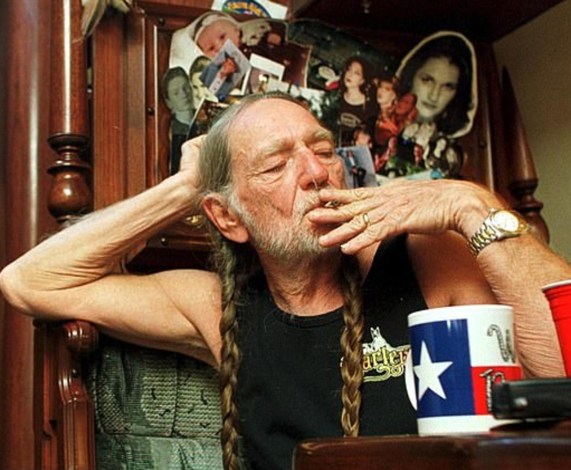 Willie Nelson Hands Out Free Weed From His Tour Bus, According to Robert Plant
