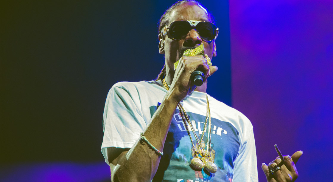 Snoop Dogg Once Smoked Weed With Willie Nelson, Then Got Rocked at a Game of Dominoes