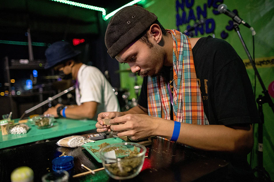 Thailand’s First Joint Rolling Contest, Cashykobe’s Blunt Etiquette, and a Horse Forced to Smoke: MJ News Video Wrap Up