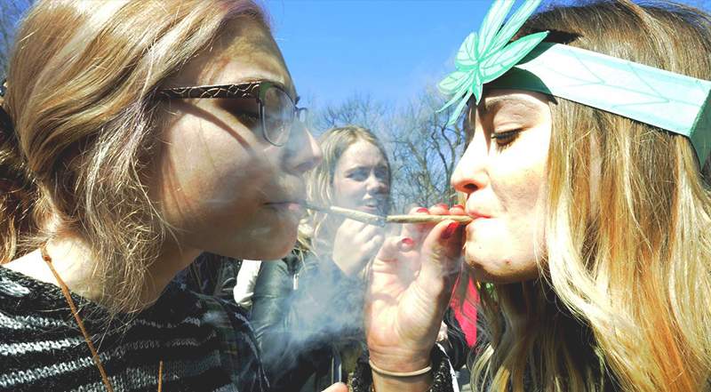 The Do’s and Don’ts for Smoking Weed in College